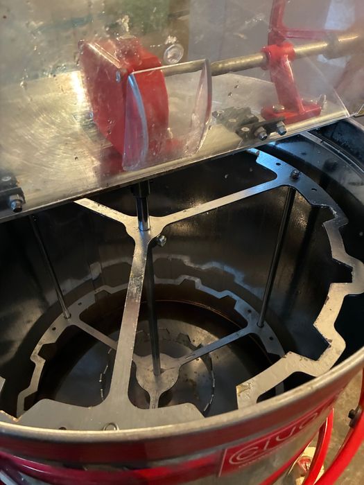 Центрофуга и вана за мед