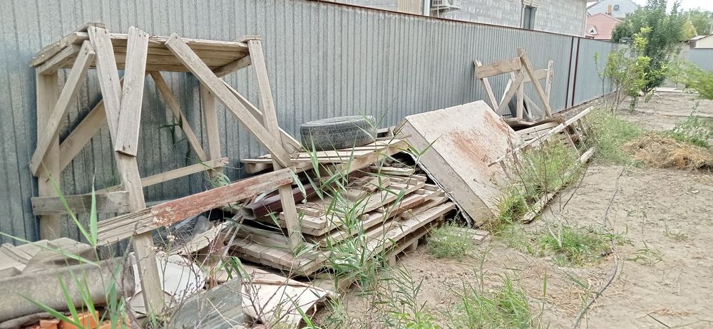 Stroi materialy (doska, metal, derevo i t.d)