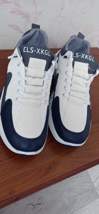 Продам кроссовки новые