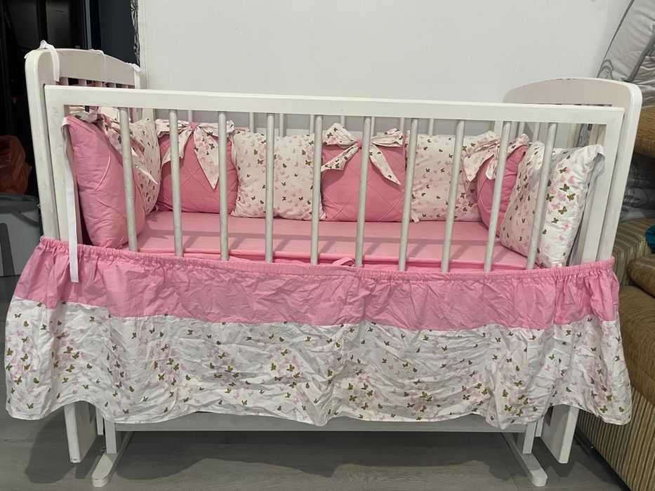 Продаю манеж с матрасом и с бортиками .