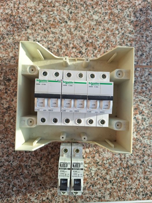 Tablou electric cu siguranțe automate Schneider