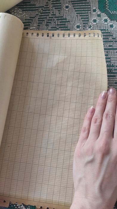 Рулоны бумаги миллиметровка и белая бумага