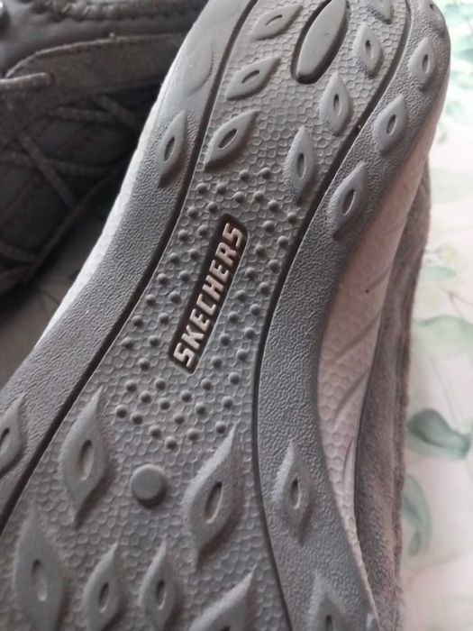 Vand adidasi skechers