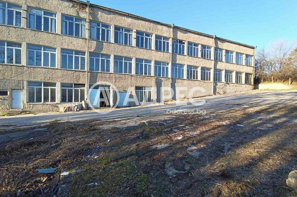 Продава се Промишлена сграда в Разград, Център - 2630 кв.м за 137 €/кв.м - Снимка #1