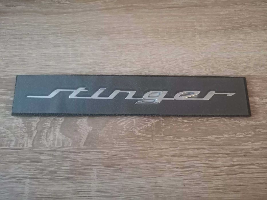 сребрист надпис Kia Stinger малък размер