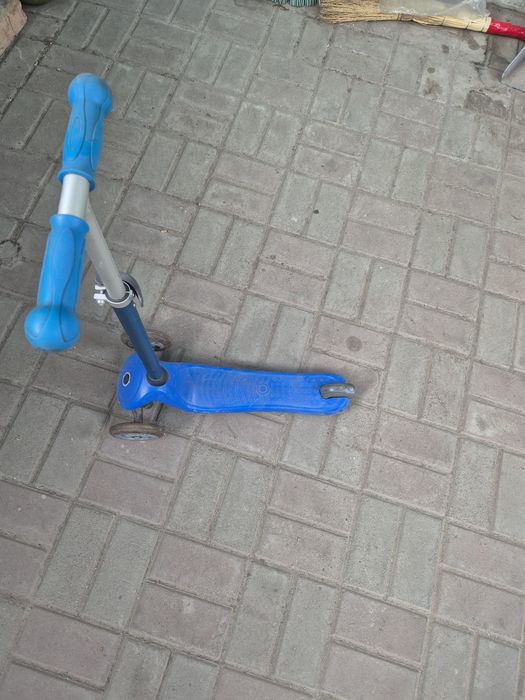 Самокат трёхколёсный