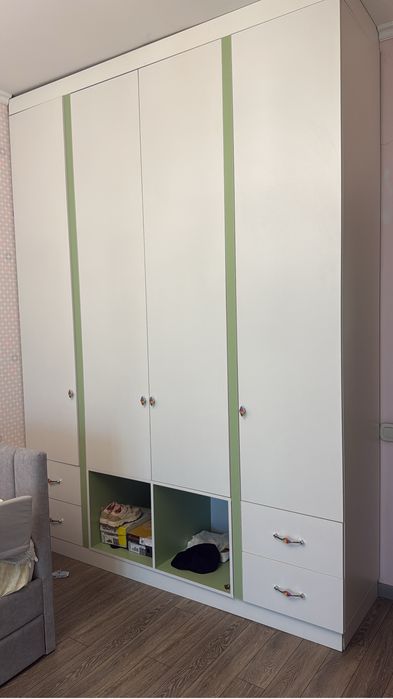 Продам детский стол 2 шт со шкафом