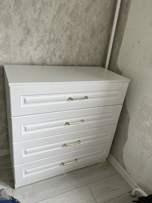 Белый комод с ручками