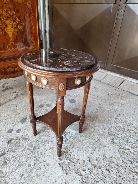 Страхотна антикварна френска дървена масичка с мраморен плот