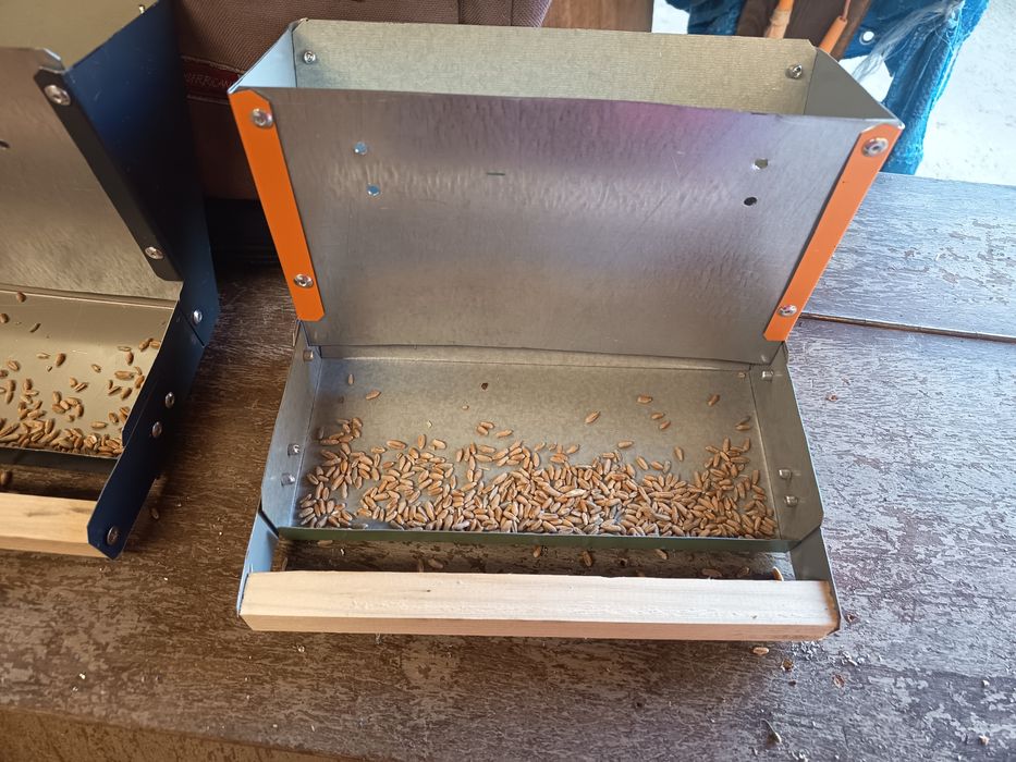 Хранилки за папагали и канари