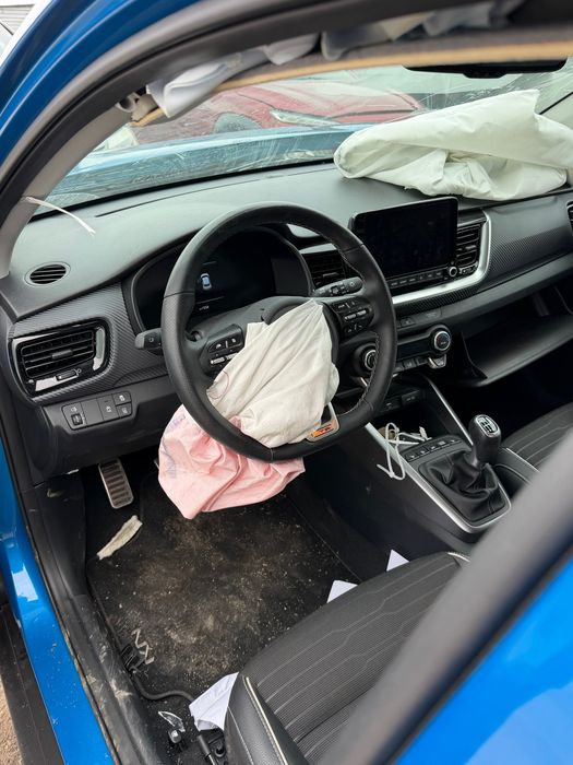 На части Kia Stonic 1.0t gdi 48v gt-Line hybrid 2025год