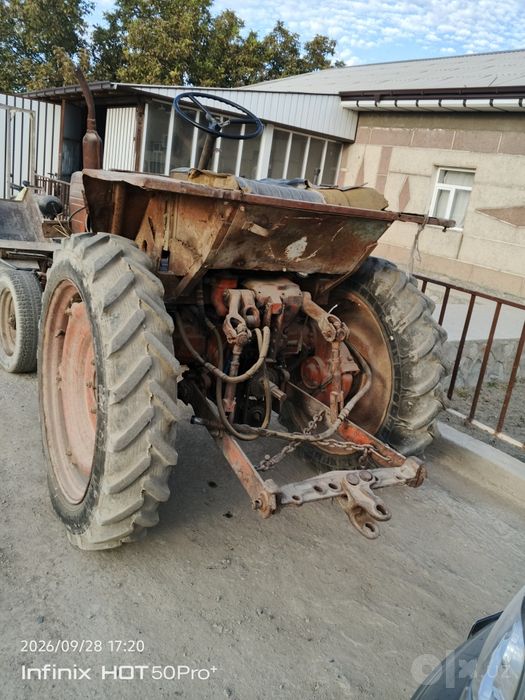Traktor sotiladi