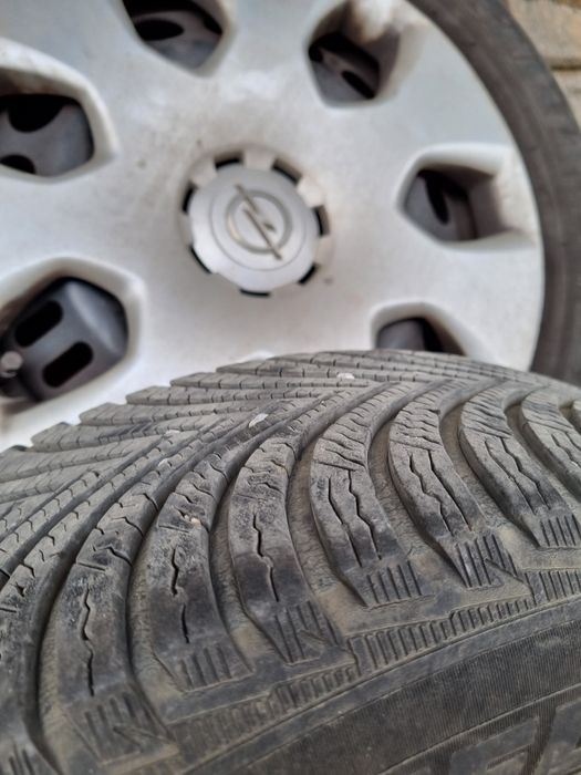 Roti iarna Opel Astra J 205 60 16 cu capace originale