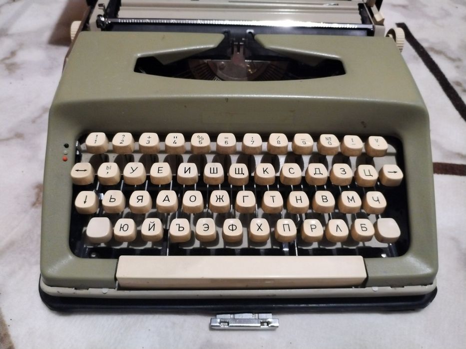 Пишеща машина в кожено куфарче