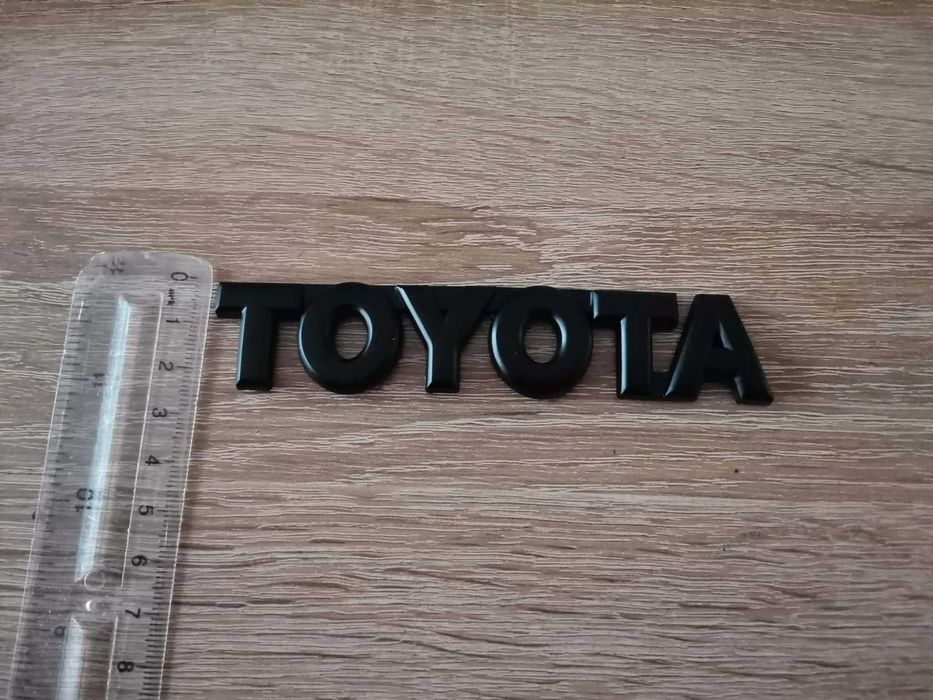 Toyota черен надпис малък шрифт