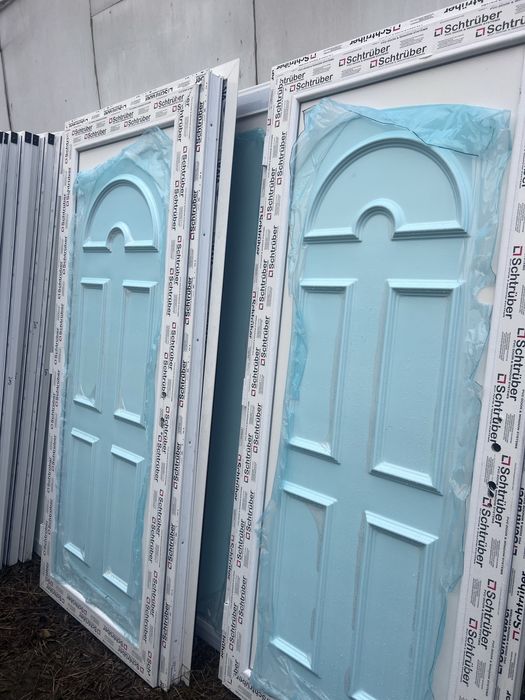 Входни ПВЦ врати външна бяла златен дъб