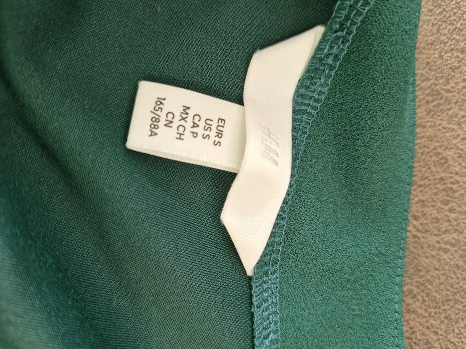 Рокля HM с леко изрязан гръб