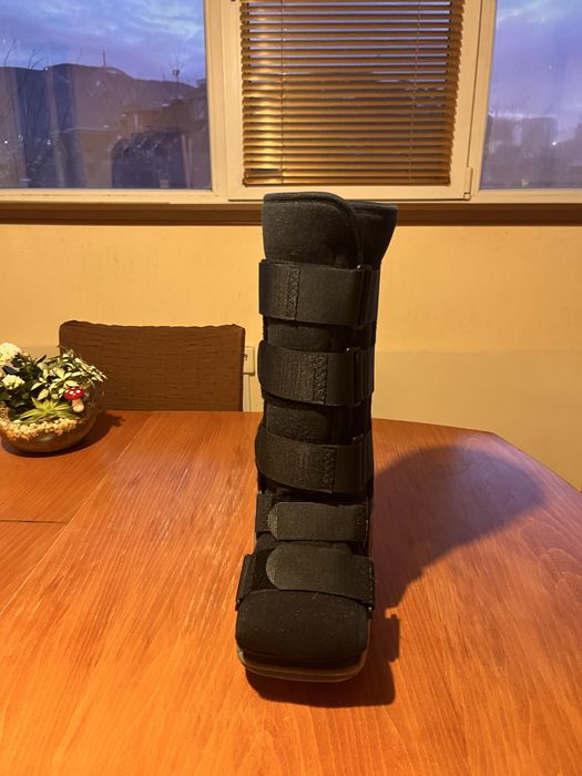 Ортеза за ходене тип ботуш с твърди странични опори