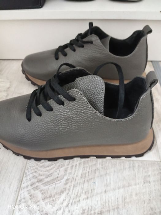 Продаются   кожаный кроссовка