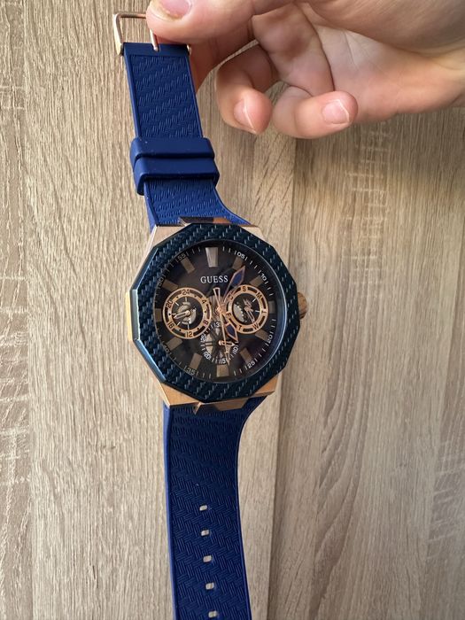 Мъжки часовник GUESS – син с хронограф, като нов