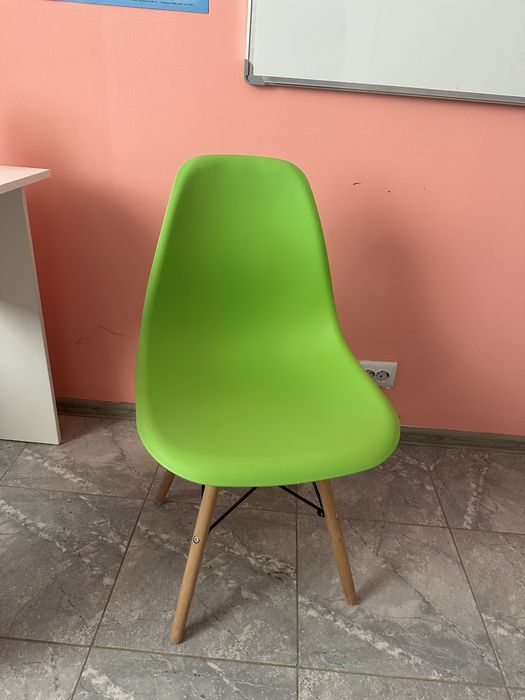 Разноцветные стулья