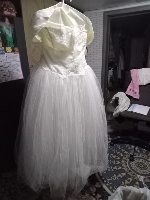 Срочно продам свадебное платье пышное с балеро и  кольцом под платье