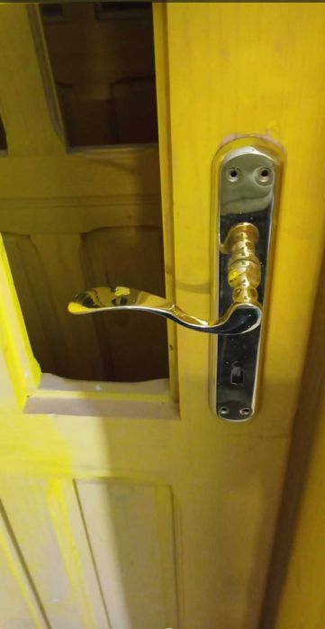 Uși din lemn masiv noi