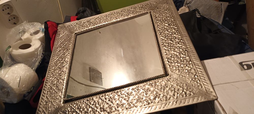 Oglinzii cu rame din inox , noi nouțe,  una rotunda și una pătrată.