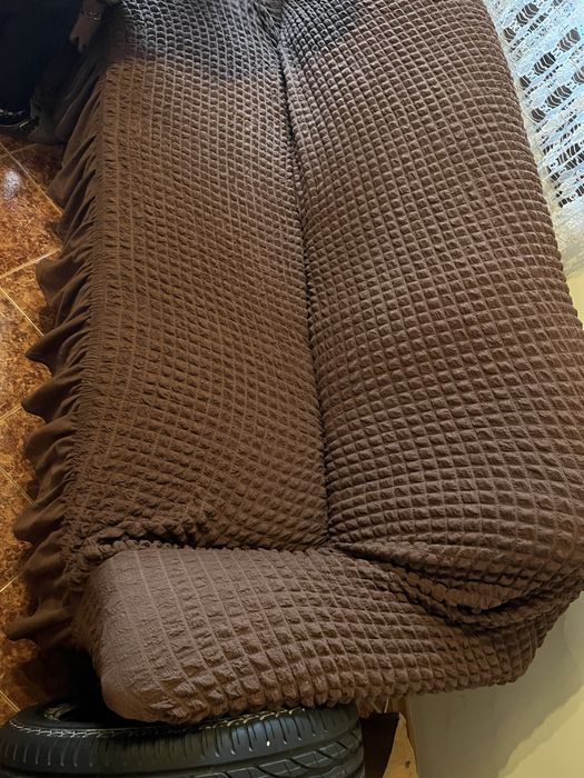 Диван кожен с покривало