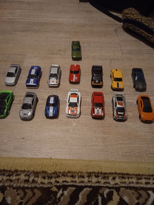 Продавам колички Hot wheels main line и silver series
