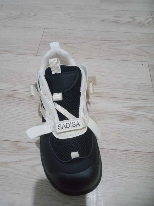 Женские кроссовки