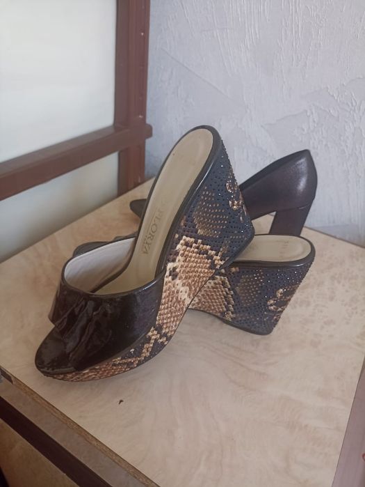 Шлёпки на платформе