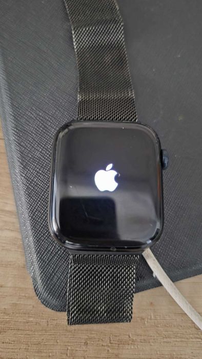Apple Watch Series 9 GPS + Cellular, 45 mm, carcasă din aluminiu, culoare negru.