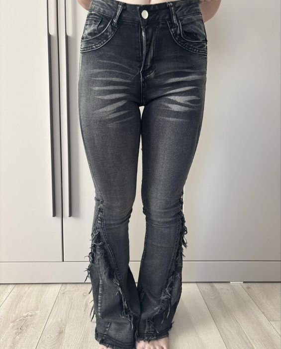 Стильные чёрные джинсы с отличной посадкой