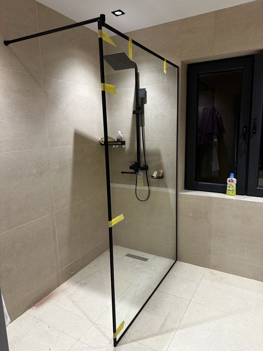 Стеклянные душевые кабинки и перегородки