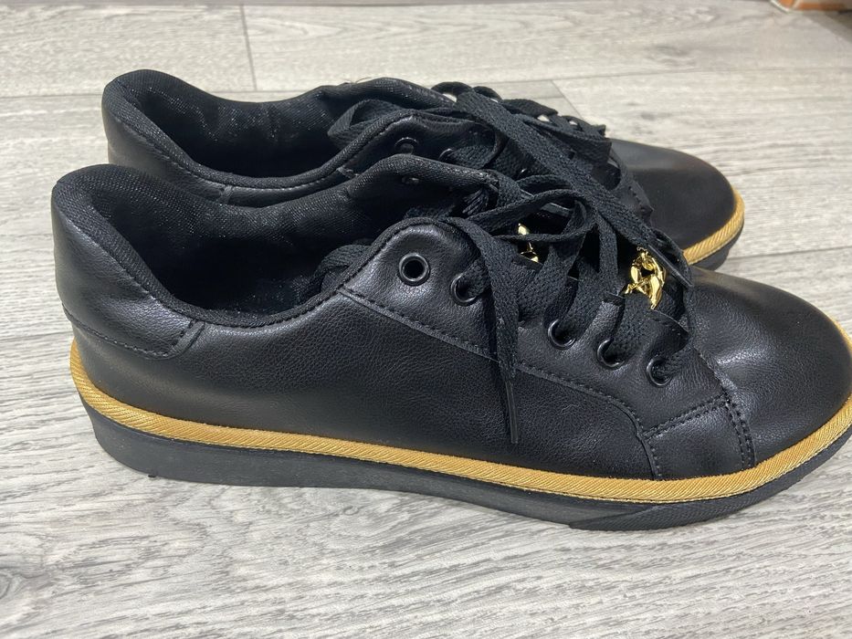 Продам кроссовки новые