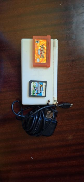 Nintendo Ds lite cu 2 jocuri + incarcator