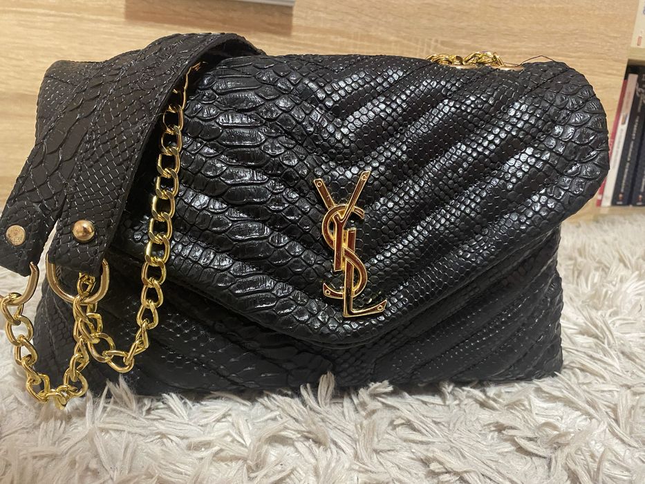 Черна чанта със златни елементи