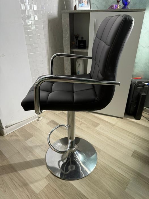 Vand 2 scaune, de frizerie si make up