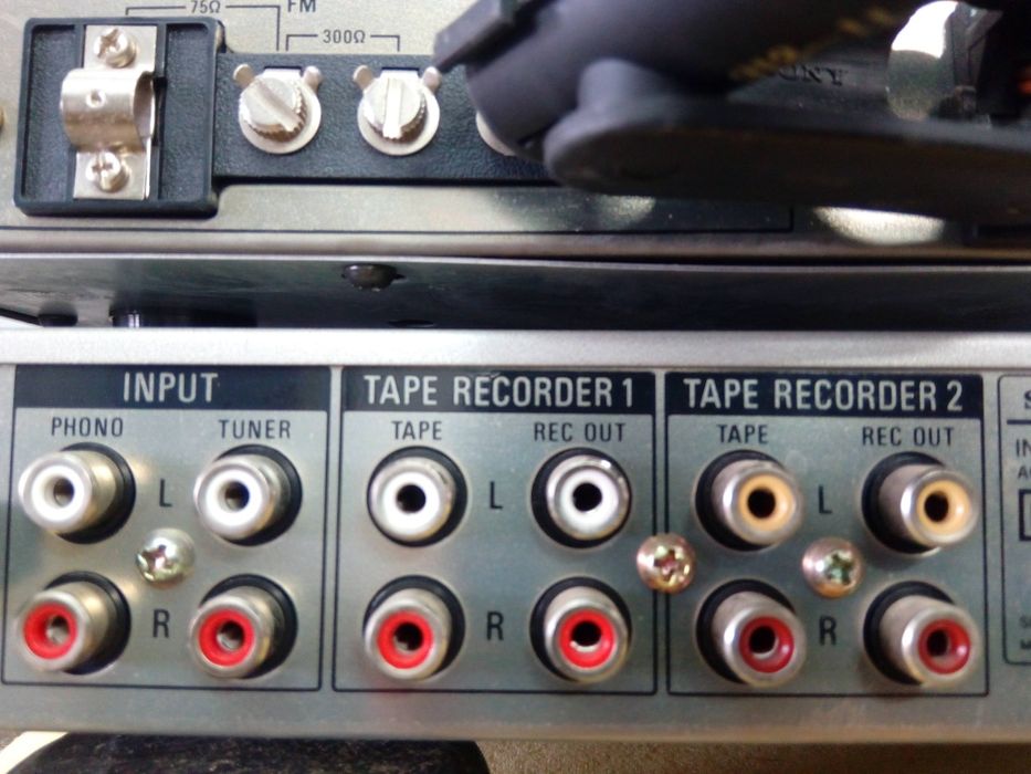 Продавам изключително запазен усилвател и тунер sony