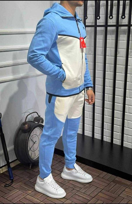 Trening bărbat cu fermoar