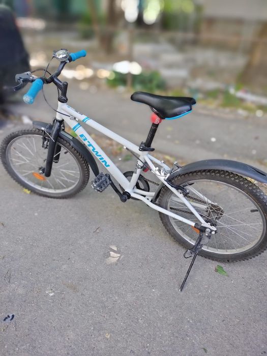 Vând bicicleta pentru copil până în 10 ani