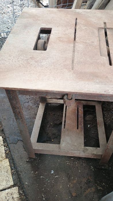 Masa circular foarte masiva