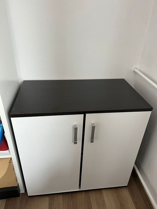 Vând comodă cu 2 uși, nuanța wenge+alb, dimensiuni 70x71x40.