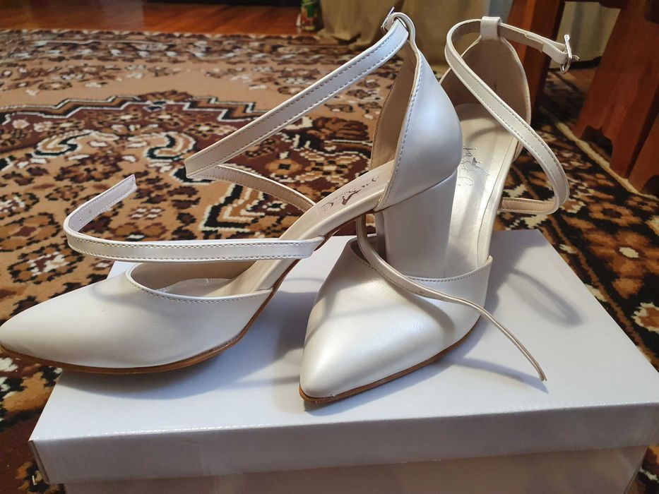 Pantofi albi marime 37