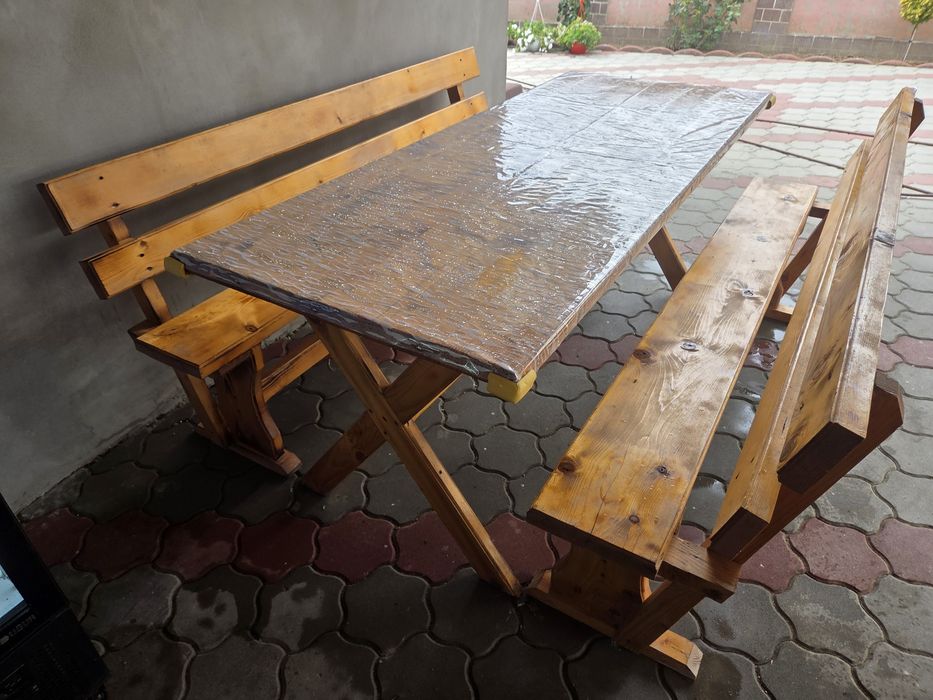 Masă și bănci din lemn pentru terasă