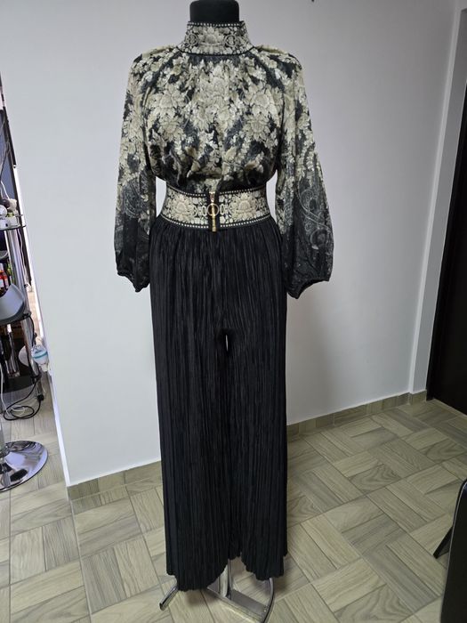 Pantaloni plisati din vascoza cu talie lata elastica,