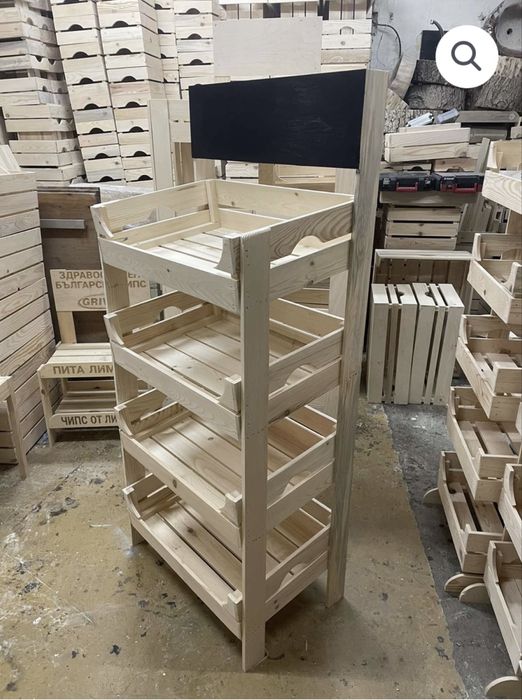 Дървен стелаж / етажерка от щайги с черна дъска за писане