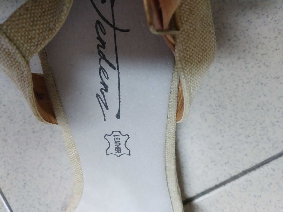 Дамски сандали на платформа.