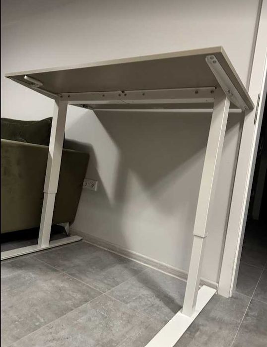 Регулируемо бюро за седене и прав стоеж IKEA – много добро състояние